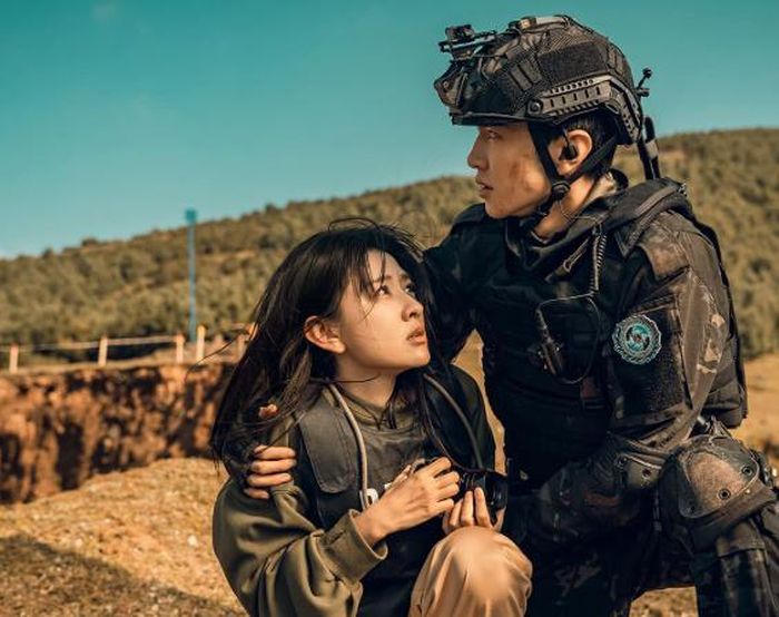 Trong Cây Ô Liu Màu Trắng, Trần Triết Viễn vào vai Lý Toản, một kỹ sư thuốc nổ sang Đông Quốc làm nhiệm vụ. Tại đây, anh gặp nữ phóng viên Tống Nhiễm (Lương Khiết) và cả hai nảy sinh tình cảm giữa vùng đất đầy bom đạn. Bộ phim ghi điểm nhờ câu chuyện nhân văn, giàu cảm xúc và hình tượng người đàn ông bản lĩnh nhưng ấm áp mà Trần Triết Viễn thể hiện.