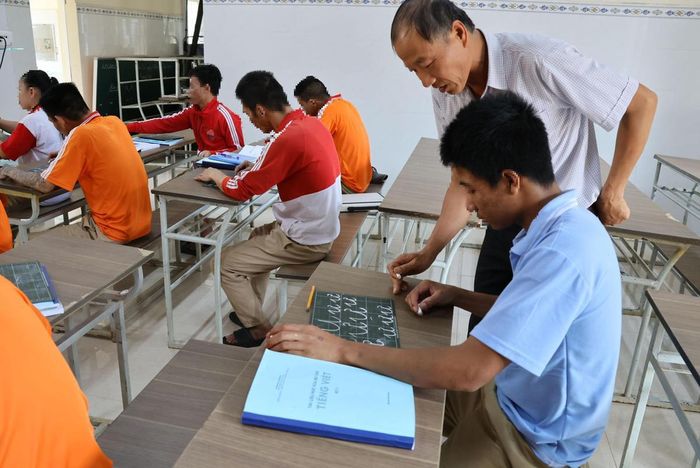 Các học viên tham gia lớp Bổ túc văn hóa tại Cơ sở cai nghiện ma túy số 1 tỉnh Lâm Đồng. Ảnh: Thy Vũ
