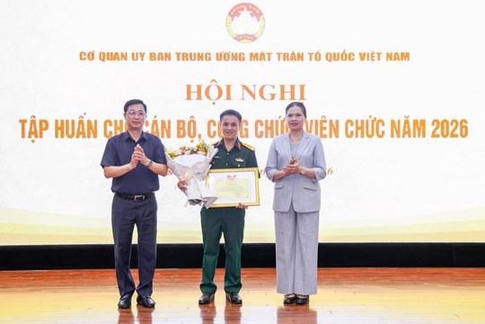 Bà Hà Thị Nga - Ủy viên Trung ương Đảng, Phó Chủ tịch - Tổng Thư ký UBTƯ MTTQ Việt Nam, trao Bằng khen của Ủy ban Trung ương MTTQ Việt Nam cho Công ty Quản lý Tài sản Viettel, trực thuộc Tập đoàn Công nghiệp - Viễn thông Quân đội vì đã có nhiều đóng góp tích cực trong công tác phối hợp tổ chức các chương trình, hoạt động của Ủy ban Trung ương Mặt trận Tổ quốc Việt Nam.
