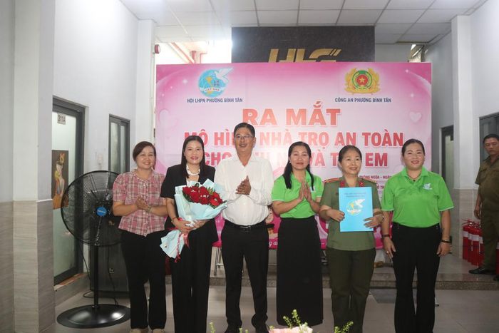Ông Nguyễn Quang Hưng, Phó Bí thư thường trực Đảng ủy phường Bình Tân và bà Nguyễn Thị Kim Vân, Phó Chủ tịch Ủy ban MTTQ Việt Nam phường, Chủ tịch Hội LHPN phường Bình Tân, TPHCM (thứ 3, từ phải qua), trao quyết định thành lập Tổ tự quản khu nhà trọ Huy Hoàng Gia.