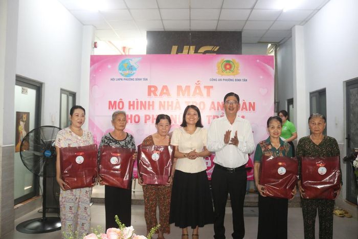 Những phần quà nghĩa tình được trao đến các cô, các chị đang sinh sống tại khu nhà trọ.