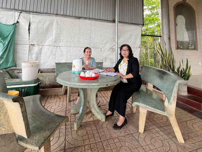 Chị Nguyễn Thị Gấp (bên phải) tới nhà nói chuyện với người dân trong ấp