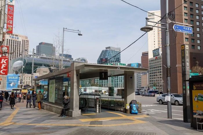 Mạng lưới tàu điện ngầm và xe buýt dày đặc, phủ khắp Seoul, giúp việc đi lại trở nên thuận tiện