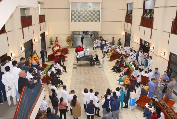 Nghệ sĩ Nguyệt Thu biểu diễn tại bệnh viện Bạch Mai