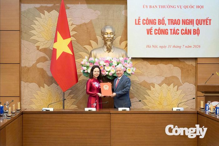 Phó Chủ tịch Thường trực Quốc hội Đỗ Văn Chiến trao Nghị quyết cho bà Hà Thu Giang (Ảnh: Quochoi.vn)