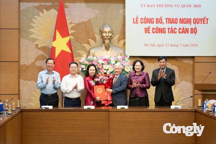 Lãnh đạo Quốc hội tặng hoa chúc mừng bà Hà Thu Giang (Ảnh: Quochoi.vn)