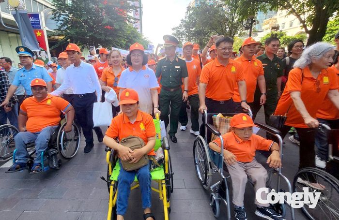 Nguyên Bí thư Thành ủy TP.HCM Nguyễn Văn Nên; nguyên Phó Chủ tịch nước Đặng Thị Ngọc Thịnh cùng các lãnh đạo TP.HCM, sở ngành đi bộ đồng hành.
