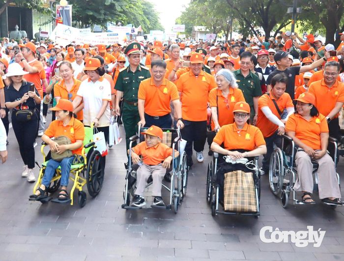 Hàng ngàn người đi bộ đồng hành cùng nạn nhân chất độc da cam.