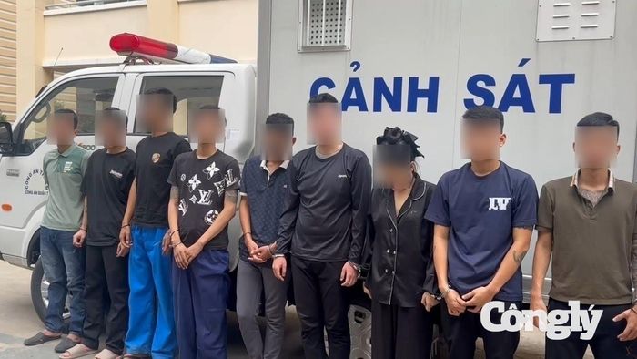 Các đối tượng trong đường dây tại cơ quan công an. (Ảnh: Công an cung cấp)