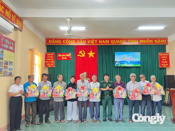 Đại diện Đồn Biên phòng An Hải và Nhà Văn hóa Sinh viên TP.HCM trao quà tặng các gia đình chính sách.