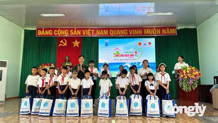 Đại diện Ban Chỉ huy Bộ đội Biên phòng tỉnh Đắk Lắk và Nhà Văn hóa Sinh viên TP.HCM trao tặng quà cho các em học sinh có hoàn cảnh khó khăn.
