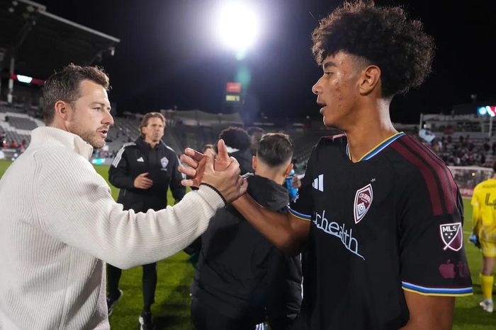 Huấn luyện viên trưởng Matt Wells và trung vệ Lucas Herrington của Colorado Rapids bắt tay nhau sau chiến thắng trên sân nhà DICK's Sporting Goods Park. Ảnh: Colorado Rapids