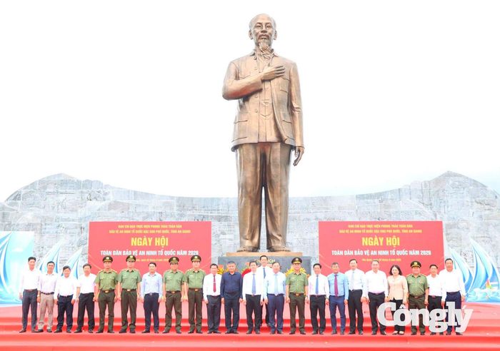 Đại biểu chụp ảnh lưu niệm tại tượng đài Chủ tịch Hồ Chí Minh tại Đặc khu Phú Quốc