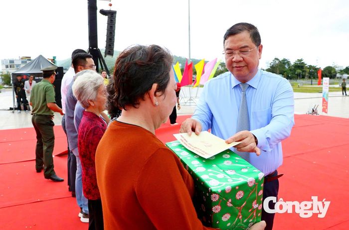Phó Thủ tướng Thường trực Chính phủ Phạm Gia Túc tặng quà cho gia đình chính sách tại Đặc khu Phú Quốc