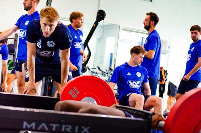Các cầu thủ Wigan Athletic sử dụng phòng tập thể dục trong khuôn viên câu lạc bộ trong thời gian nghỉ giữa các trận đấu trên sân. Ảnh: Dom Maltby/The Guardian