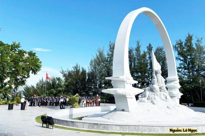 Đoàn công tác cùng cán bộ, chiến sĩ Hải quân dâng hương Đài tưởng niệm chiến sĩ Gạc Ma.