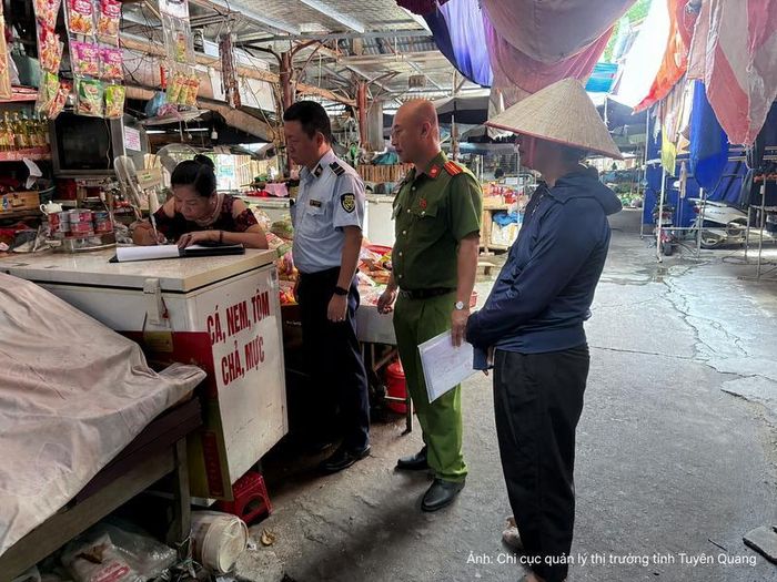 Chi cục Quản lý thị trường tỉnh Tuyên Quang phối hợp Công an phường Minh Xuân và Ban Quản lý chợ Tam Cờ tuyên truyền pháp luật, vận động tiểu thương ký cam kết chấp hành các quy định trong hoạt động kinh doanh.