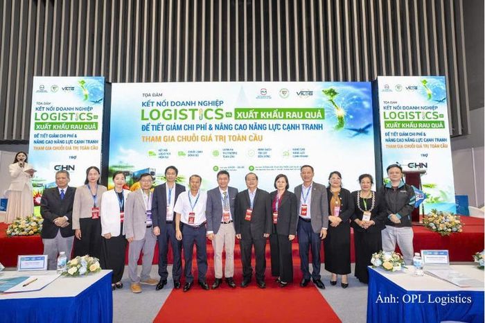 Các đại biểu tham gia Tọa đàm Kết nối doanh nghiệp logistics và xuất khẩu rau quả.