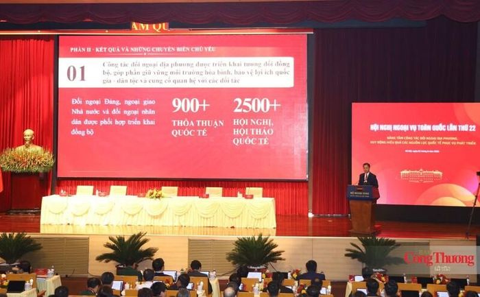 Thứ trưởng Bộ Ngoại giao Ngô Lê Văn trình bày báo cáo trung tâm về triển khai công tác đối ngoại địa phương.
