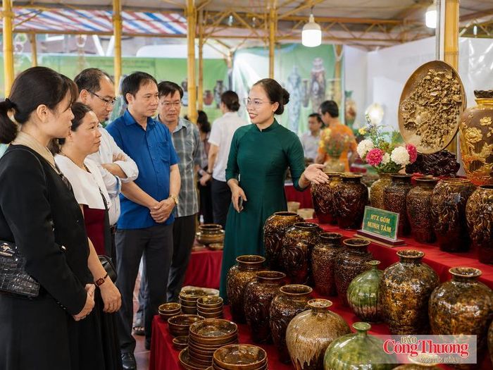 Hợp tác xã gốm Minh Tâm giới thiệu sản phẩm tại hội chợ.