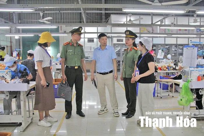 Công an phường Hàm Rồng triển khai mô hình “5 không trong quản lý người nước ngoài” tại một doanh nghiệp có người lao động nước ngoài đang làm việc.
