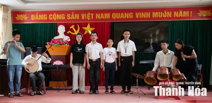 Thành viên lớp học say mê luyện tập dưới sự hướng dẫn của nghệ nhân ưu tú Thiên Hương.