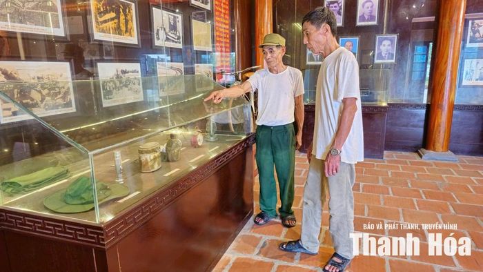 Người dân đến tham quan Khu Di tích lịch sử cách mạng Trụ sở làm việc của cơ quan Tỉnh ủy Thanh Hóa, thời kỳ 1967-1973.