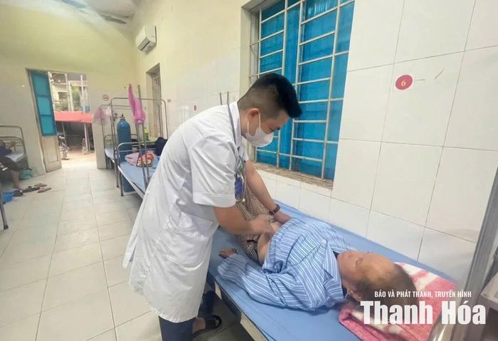 Bác sĩ Hà Văn Đạt thăm, khám cho bệnh nhân tại Bệnh viện Đa khoa Mường Lát.