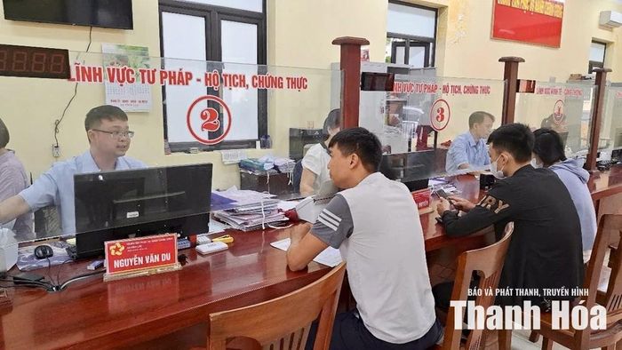 Cán bộ xã Vĩnh Lộc thực hiện xử lý công việc trên môi trường điện tử, rút ngắn thời gian giải quyết hồ sơ cho người dân.