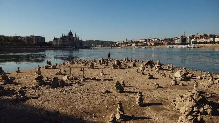 Thủ tướng Magyar cảnh báo nếu mực nước sông Danube tiếp tục giảm, tình trạng ngừng hoạt động của nhà máy có thể kéo dài nhiều tuần và gây áp lực lớn lên hệ thống điện quốc gia. Ảnh: Aa.