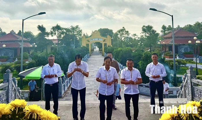 Phó Chủ tịch UBND tỉnh Đầu Thanh Tùng cùng lãnh đạo địa phương dâng hương tại Nghĩa trang liệt sĩ trên địa bàn phường Hải Lĩnh