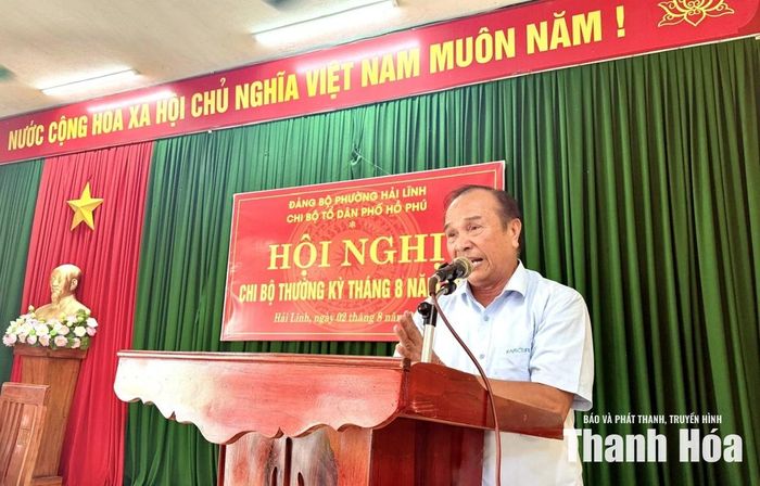 Đảng viên tham gia thảo luận tại buổi sinh hoạt.
