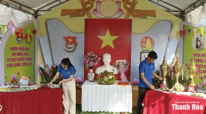 Các chi đội đang chuẩn bị cho phần thi trang trí trại hè.