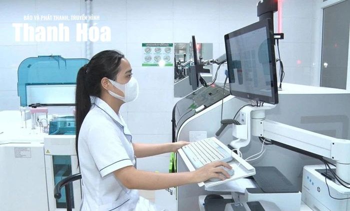 Kết quả xét nghiệm máu được nhập vào hệ thống quản lý chất lượng, đảm bảo sự chính xác.