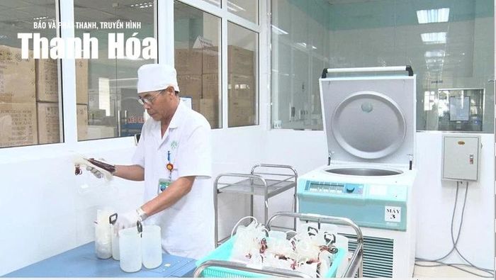 Kỹ thuật viên Trịnh Văn Ba luôn cẩn thận, tỉ mỉ trong từng thao tác.