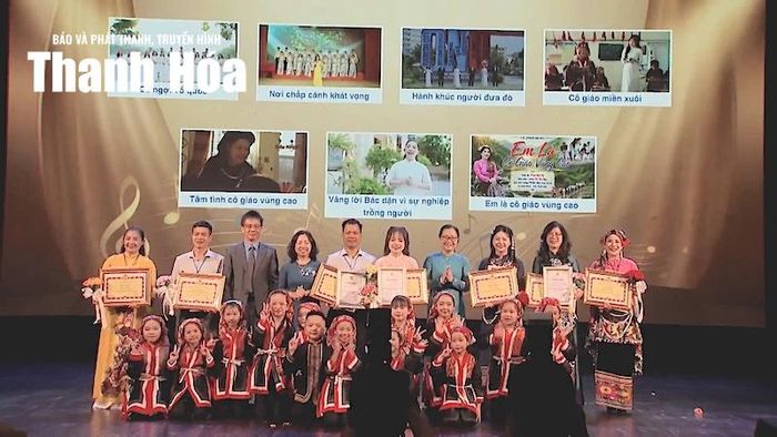 Cô giáo Lương Thị Thu Nga (ngoài cùng, bên phải) nhận giải tại đêm công diễn.
