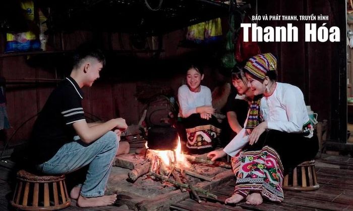Cô Nga và các học trò thực hiện một phân cảnh trong MV “Em là cô giáo vùng cao".