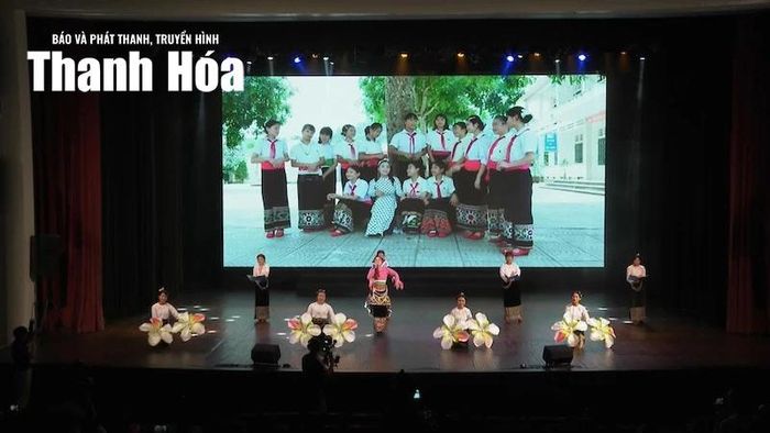 Cô Nga và các học trò biểu diễn tại đêm trao giải ở Thủ đô Hà Nội.