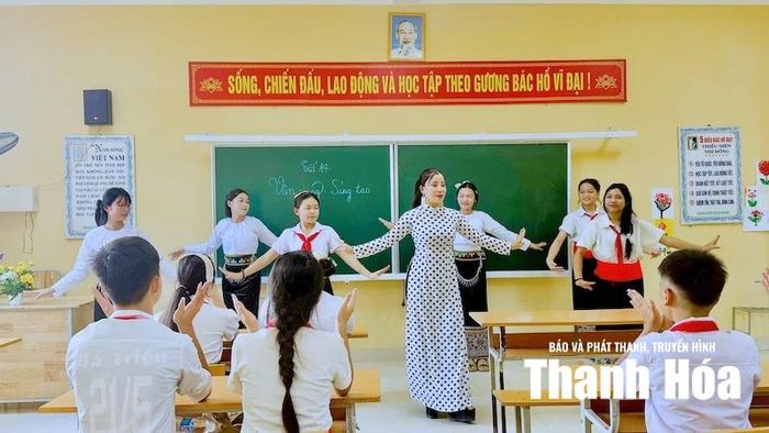 Cô Nga và các học trò trong một tiết học với chủ đề “Vận dụng và sáng tạo” trong âm nhạc.