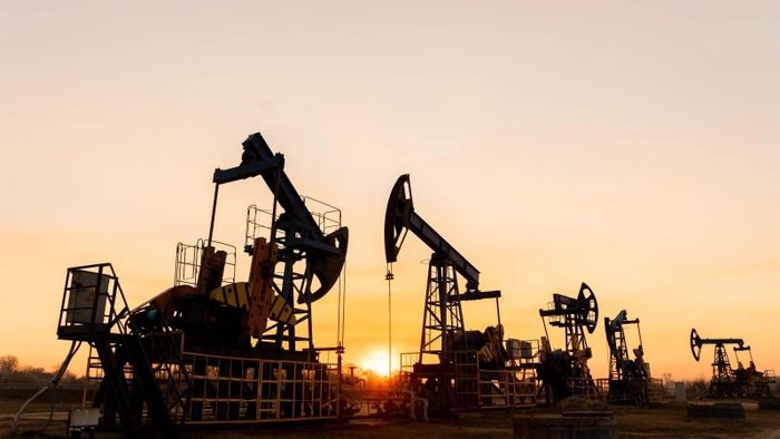 Giai đoạn 2022-2023, OPEC+ đã ba lần cắt giảm sản lượng với tổng quy mô gần 6 triệu thùng/ngày nhằm hỗ trợ giá dầu. Ảnh: CNBC.