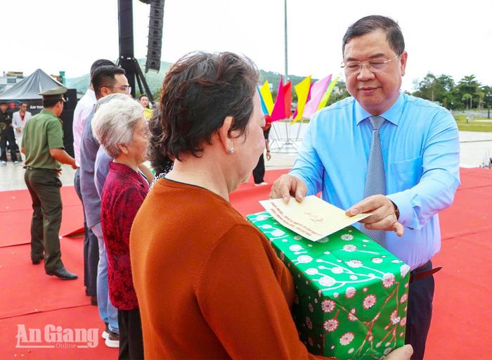 Phó Thủ tướng Thường trực Chính phủ Phạm Gia Túc trao quà cho các gia đình chính sách trên địa bàn đặc khu Phú Quốc.