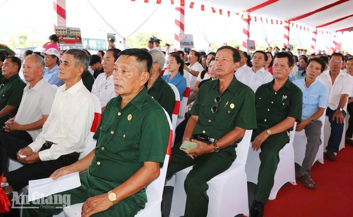 Đại biểu, người dân tham dự ngày hội toàn dân bảo vệ an ninh Tổ quốc.