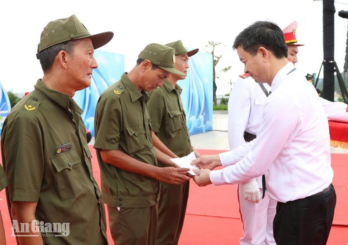 Ủy viên Trung ương Đảng, Bí thư Tỉnh ủy An Giang Lê Quang Tùng trao tặng quà cho lực lượng tham gia bảo vệ an ninh trật tự ở cơ sở.