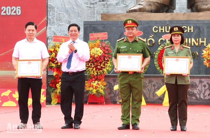 Chủ tịch UBND tỉnh An Giang Hồ Văn Mừng trao bằng khen của UBND tỉnh cho 1 tập thể và 2 cá nhân có thành tích xuất sắc trong xây dựng phong trào toàn dân bảo vệ an ninh Tổ quốc.