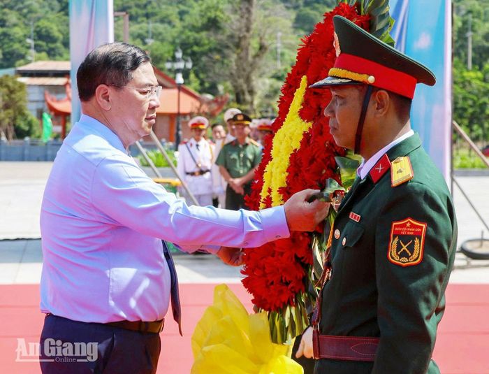 Phó Thủ tướng Thường trực Chính phủ Phạm Gia Túc thành kính dâng hoa tại tượng đài Hồ Chí Minh.