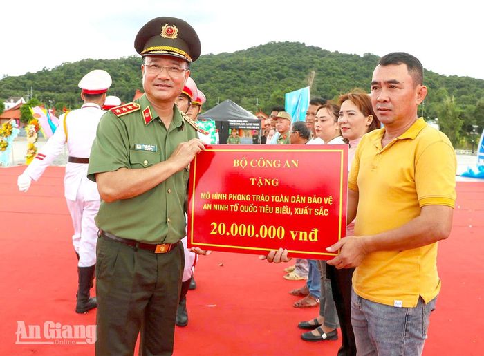 Thứ trưởng Phạm Thế Tùng trao quà của Bộ Công an tặng đại diện của mô hình phong trào toàn dân bảo vệ an ninh Tổ quốc tiêu biểu, xuất sắc.