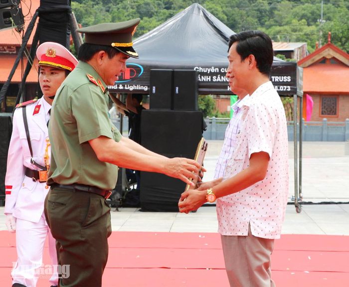 Thiếu tướng Nguyễn Văn Hận, Giám đốc Công an tỉnh trao tặng giấy khen của Công an tỉnh cho 2 cá nhân có thành tích xuất sắc trong phong trào toàn dân bảo vệ an ninh Tổ quốc trên địa bàn đặc khu Phú Quốc.