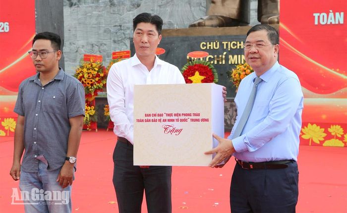 Phó Thủ tướng Thường trực Chính phủ Phạm Gia Túc trao quà của Ban Chỉ đạo thực hiện phong trào toàn dân bảo vệ an ninh Tổ quốc Trung ương dành tặng địa phương tổ chức điểm Ngày hội năm 2026.