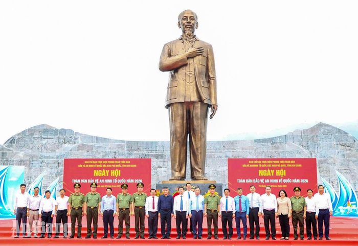 Phó Thủ tướng Thường trực Chính phủ Phạm Gia Túc cùng các đại biểu chụp hình lưu niệm tại ngày hội toàn dân bảo vệ an ninh Tổ quốc.