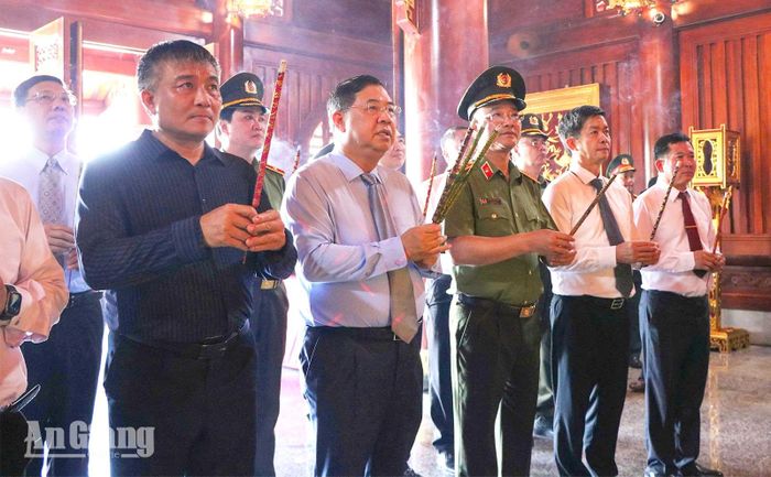 Phó Thủ tướng Thường trực Chính phủ Phạm Gia Túc cùng đoàn công tác thành dâng hương tại nhà tưởng niệm Chủ tịch Hồ Chí Minh.